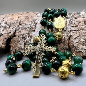 Katholieke rozenkrans groene tijgeroog: handgemaakte gouden Maagd Maria-medaille, Keltisch kruis