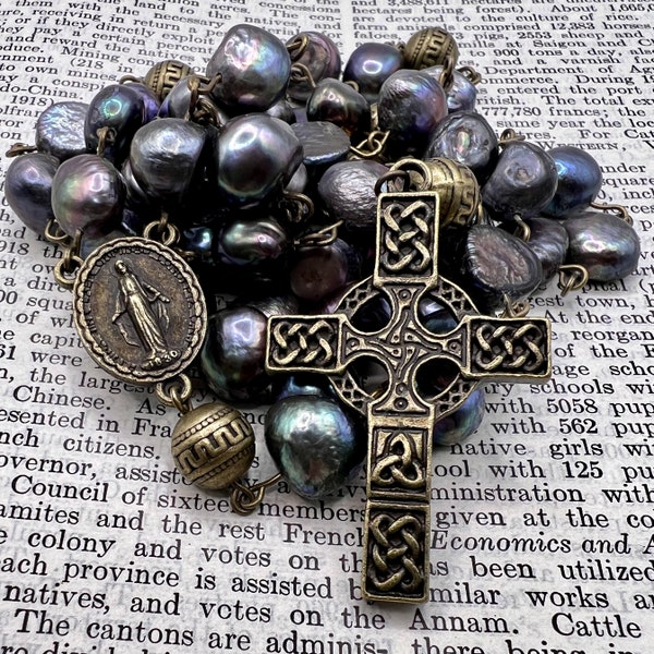 Traditionelle handgemachte katholische Rosenkranz echte schwarze Süßwasserperlen Perlen Entworfen und hergestellt in Schottland von uns für Sie mit Liebe Gothic Perlen