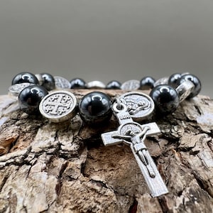 Handgemaakte hematiet rozenkrans armband met katholiek christelijk kruisbeeld en Sint-Benedictus bedels