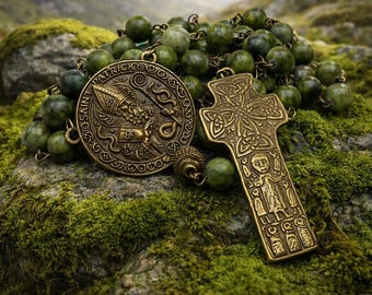 Rosario de jade verde: Medallón de San Patricio, Cruz celta de Carndonagh