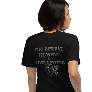 Você merece flores e cartas de amor camiseta unissex com ilustração inspirada em tatuagem
