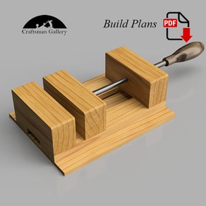 Könnte beinhalten: Ein Holz-Werkzeug-Schraubstock mit Griff und Schraube. Build Plans PDF steht auf dem Bild.