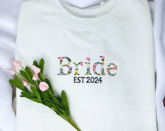 Sweat-shirt de mariée brodé floral, sweat-shirt à manches brodées personnalisé, cadeau de fiançailles pour elle, sweat-shirt Bachelorette, cadeau de mariage