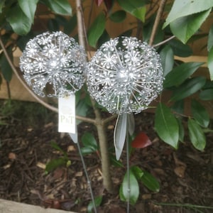 Par de estacas de jardín de flores de diente de león y allium, color plateado, regalo