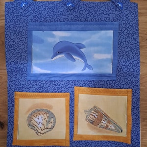 Förvaringsanordning med marina motiv, blå väggförvaring, väggförvaringsenhet, dörrficka, hängande förvaringsanordning, delfin, snäckskal