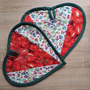 multicolored usable pot holders in heart shape made of cotton, set of 2, coasters handmade housewarming gift, kitchen pot holder kitchen decor