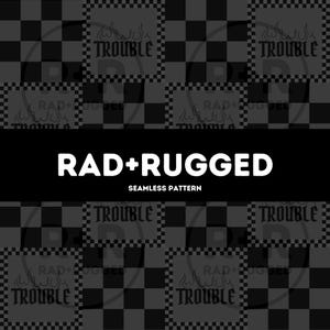 Può includere: Un motivo senza cuciture con uno sfondo a scacchiera nero e grigio scuro e quadrati ripetuti contenenti la parola TROUBLE in carattere gotico sormontata da fiamme. Una barra nera centrale mostra RAD+RUGGED SEAMLESS PATTERN.