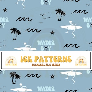 Könnte beinhalten: Ein nahtloses Musterdesign auf hellblauem Hintergrund mit schwarzen Silhouetten von Palmen, Seesternen, Möwen und Wellen. Weiße Skelette mit Surfbrettern sind zwischen dem wiederkehrenden Text WATER BOY und lächelnden Gesichtern angeordnet.