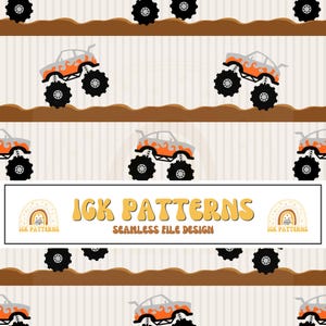 Può includere: Un motivo senza cuciture con monster truck arancioni e grigi con grafiche a fiamma su uno sfondo beige chiaro a righe verticali e piste di terra marroni. Il testo IGK PATTERNS SEAMLESS FILE DESIGN è centrato all'interno di un riquadro bianco.