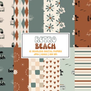 Op de afbeelding: Een verzameling van 12 naadloze digitale papieren met een retro strandthema. De ontwerpen omvatten madeliefjes, surfplanken, palmbomen en geometrische patronen in bruin, blauwgroen en crème. De tekst "Retro Beach" wordt weergegeven.