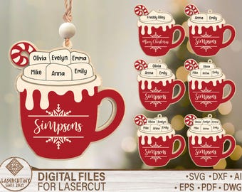 Op de afbeelding: Rode en crèmekleurige houten kerstversieringen in de vorm van mokken warme chocolademelk, elk met een zuurstok en naamlabels. Het woord "Simpsons" staat op de mokken. Ontworpen voor lasersnijden.