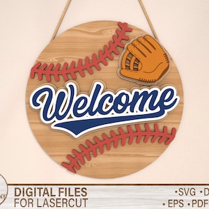 以下が含まれることがあります： 野球をテーマにした木製ウェルカムサイン。サインには、赤と白の野球のステッチデザイン、茶色の野球グローブ、青い文字で「ようこそ」と書かれています。