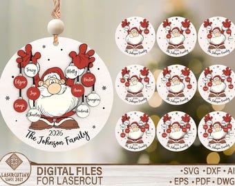 Puede incluir: Adorno navideño de madera con un diseño de Papá Noel y el texto "The Johnson Family 2026". El adorno incluye bolas colgantes con nombres. También se muestran otros adornos con el mismo diseño.
