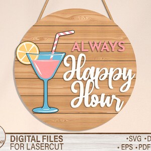 Letrero SVG de "Siempre feliz hora", divertido letrero redondo para puerta con copa de cóctel, colgador de puerta redondo SVG, archivo láser Glowforge
