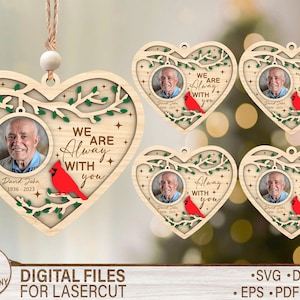 Könnte beinhalten: Holzherz-Gedenk-Ornamente mit einem Foto eines Mannes, einem roten Kardinal und dem Text "We are always with you". Digitale Dateien für den Laserschnitt sind ebenfalls enthalten.
