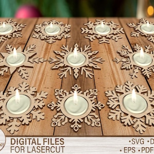 Może przedstawiać: Kolekcja drewnianych świeczników w kształcie płatków śniegu, każdy z zapaloną świeczką typu tealight. Świeczniki są ułożone na drewnianej powierzchni. Obraz zawiera tekst "DIGITAL FILES FOR LASERCUT."
