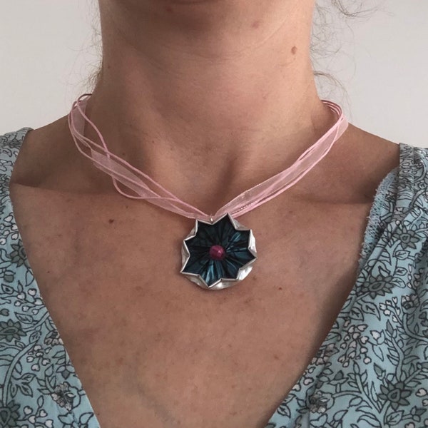 Collier tissu avec pendentif en forme d'étoile en capsule d'aluminium et perle fantaisie