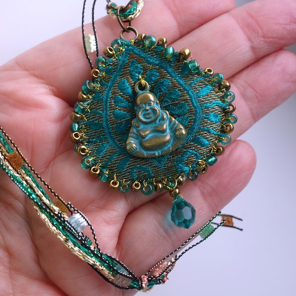 Buddha Amulett Eule Stoffkette Perlenstickerei