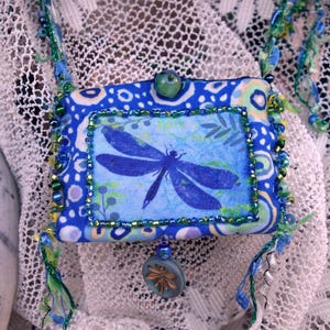Petit sac libellule bleu, amulette, sac à médicaments, broderie de perles