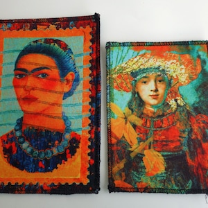 Könnte beinhalten: Zwei rechteckige Stoffaufnäher mit Porträts. Einer zeigt Frida Kahlo mit blauem Kopftuch und Halskette, vor einem orangefarbenen und türkisfarbenen Hintergrund. Der andere zeigt eine Frau mit floralem Kopfschmuck und roter Kleidung.