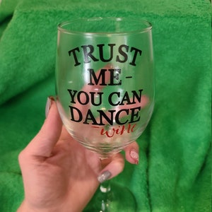 Gran copa de vino con &#39;Trust Me-You Can Dance - Wine&#39; en vinilo negro y rojo.