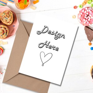Modello di mockup di biglietto di auguri con ritratto 5x7 minimo con busta Kraft, mockup Canva con cornice intelligente JPEG Download di mockup digitale