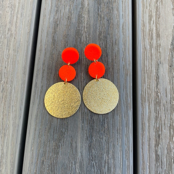 Sparkling earrings of neon red polymer clay and raw brass rounds, birthday gift for her, fimo schmuck, eye-catching