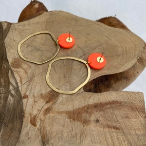 Statement earrings of neon orange polymer clay and brass irregular hoops, fimo schmuck, non-bending nails Bild 5