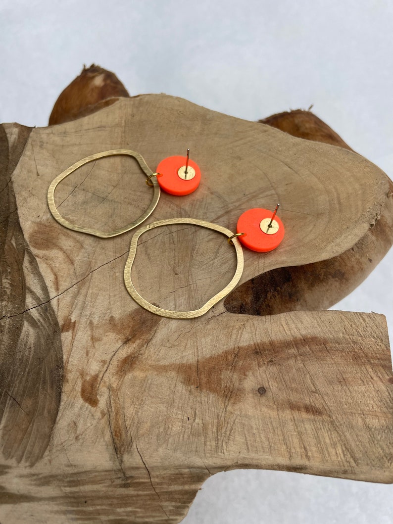 Statement earrings of neon orange polymer clay and brass irregular hoops, fimo schmuck, non-bending nails Bild 5