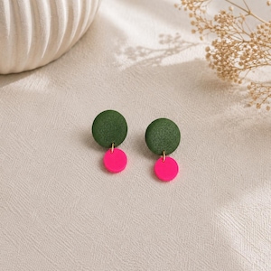Small round earrings hot pink dark olive green polymer clay earrings for every day schmuck green and pink eye-cathcing earrings lightweight