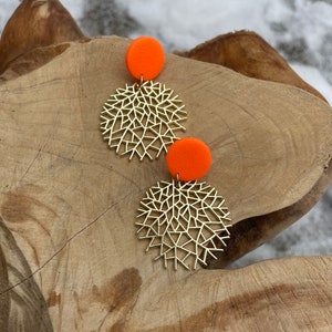 Boucles doreilles déclaration en argile polymère orange fluo et alliage abstrait rond, bijoux colorés, boucles doreilles boho, cadeau pour elle image 5