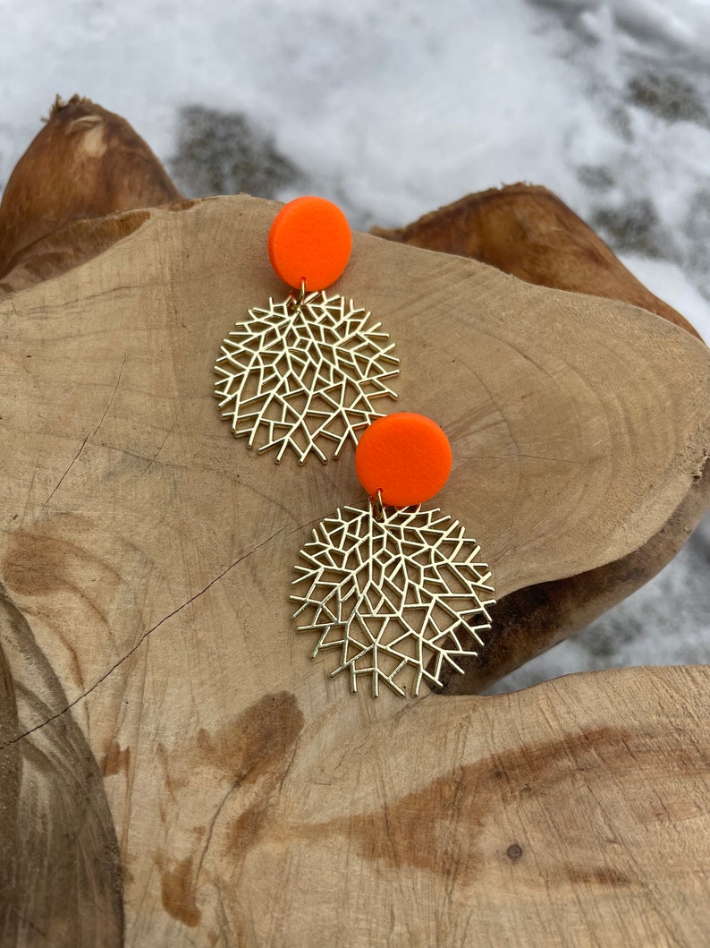 Statement earrings of neon orange polymer clay and alloy abstract round, bunter schmuck, boho ohrringe, gift for her Bild 5