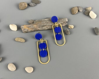 Statement earrings of royal blue polymer clay with alloy matt gold geometric charm, fimo schmuck