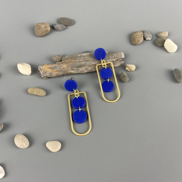 Statement earrings of royal blue polymer clay with alloy matt gold geometric charm, fimo schmuck