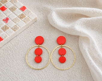 Pendientes llamativos de arcilla polimérica roja amapola con aros de latón crudo, pendientes brillantes para ocasiones especiales, pendientes colgantes grandes de amapola.