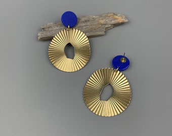 Statement earrings of raw textured brass rounds and royal blue polymer clay, birthday gift for her, non-bending nails