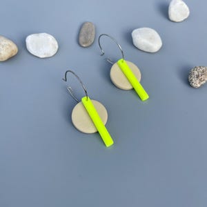 フープイヤリング ベージュとネオンポリマークレイステンレススチールフープ フィモジュエリー 軽量ラウンドイヤリング ネオンイエロー 目を引く