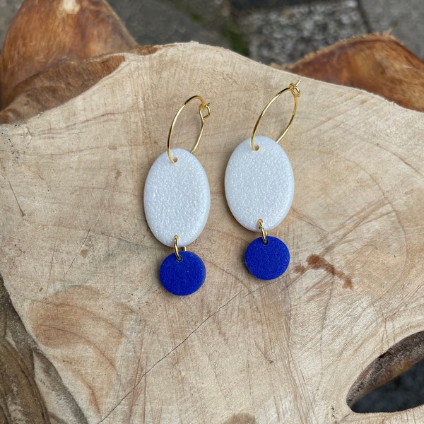 Polymer clay earrings, pearl white and electric blue polymer clay, geschenk für frauen, 24k gold plated hoops, geometric ohrringe