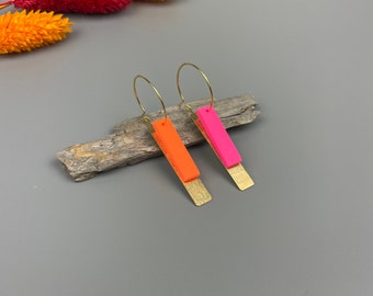Hoop earrings of neon orange and neon pink polymer clay, birthday gift, gold plated schmuck, geometric ohrringe