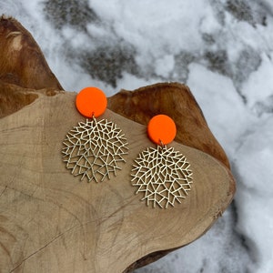 Boucles doreilles déclaration en argile polymère orange fluo et alliage abstrait rond, bijoux colorés, boucles doreilles boho, cadeau pour elle image 3