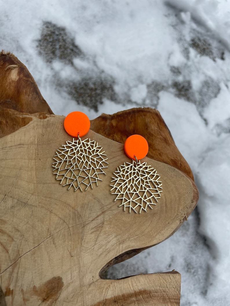 Statement earrings of neon orange polymer clay and alloy abstract round, bunter schmuck, boho ohrringe, gift for her Bild 3