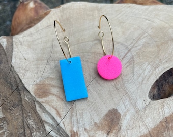 Mismatch hoop earrings, neon blue and neon fuchsia  polymer clay, birthday gift, gold plated schmuck, geometric ohrringe