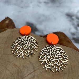 Statement earrings of neon orange polymer clay and alloy abstract round, bunter schmuck, boho ohrringe, gift for her Bild 4