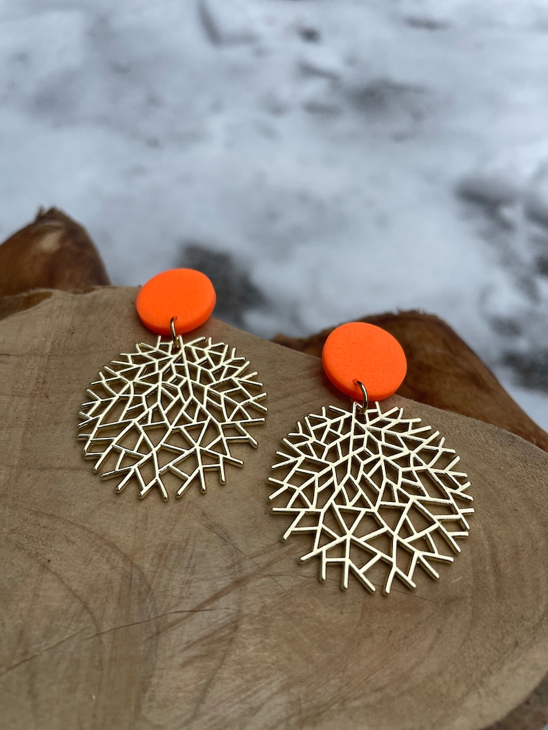 Statement earrings of neon orange polymer clay and alloy abstract round, bunter schmuck, boho ohrringe, gift for her Bild 4