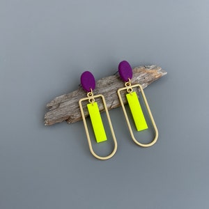 ステートメントイヤリング、ネオンとパープルのポリマークレイの明るいイヤリング、フィモジュエリー、特別な機会のための鮮やかなデザインのイヤリング、ネオンイヤリング
