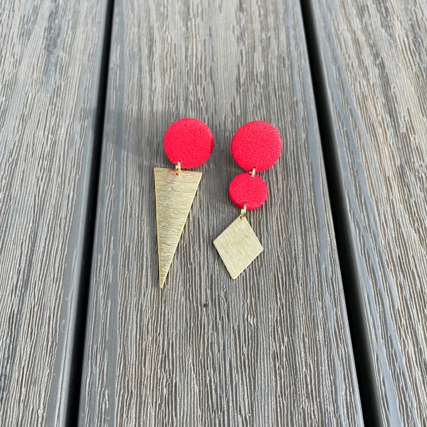 Mismatched dangle earrings,  x-mas red polymer clay,  brass geometric findings, birthday gift for her,  schmuck,  ohrringe rot