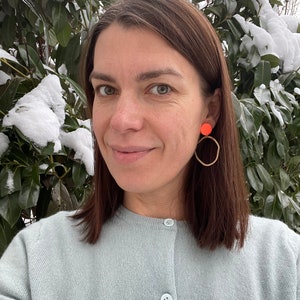 Statement earrings of neon orange polymer clay and brass irregular hoops, fimo schmuck, non-bending nails Bild 6