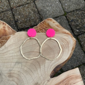 Fuchsia and golden earrings, neon fuchsia polymer clay and brass irregular hoops, hanging earrings, jewelry, earrings, gift for her