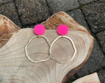 Fuchsia and golden earrings, neon fuchsia polymer clay and brass irregular hoops, hanging earrings, jewelry, earrings, gift for her