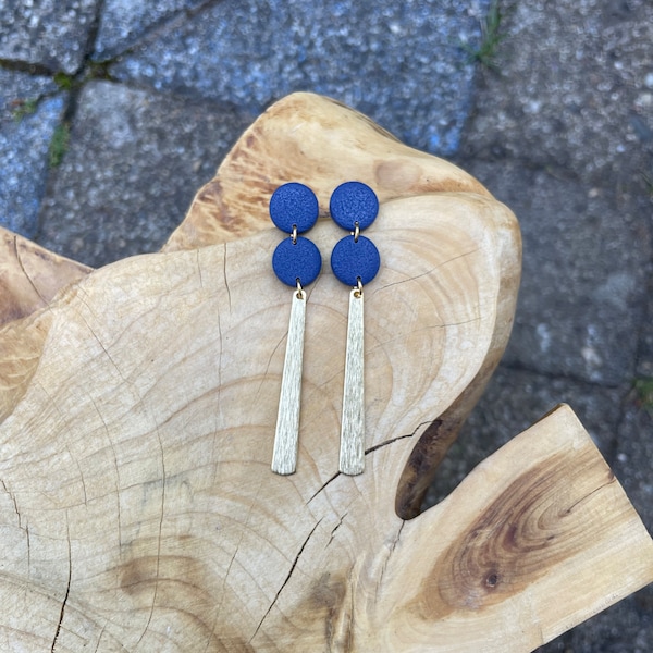 Long dangle earrings of navy blue polymer clay and brass stripes, hanging earrings, ohrringe blau, fimo schmuck